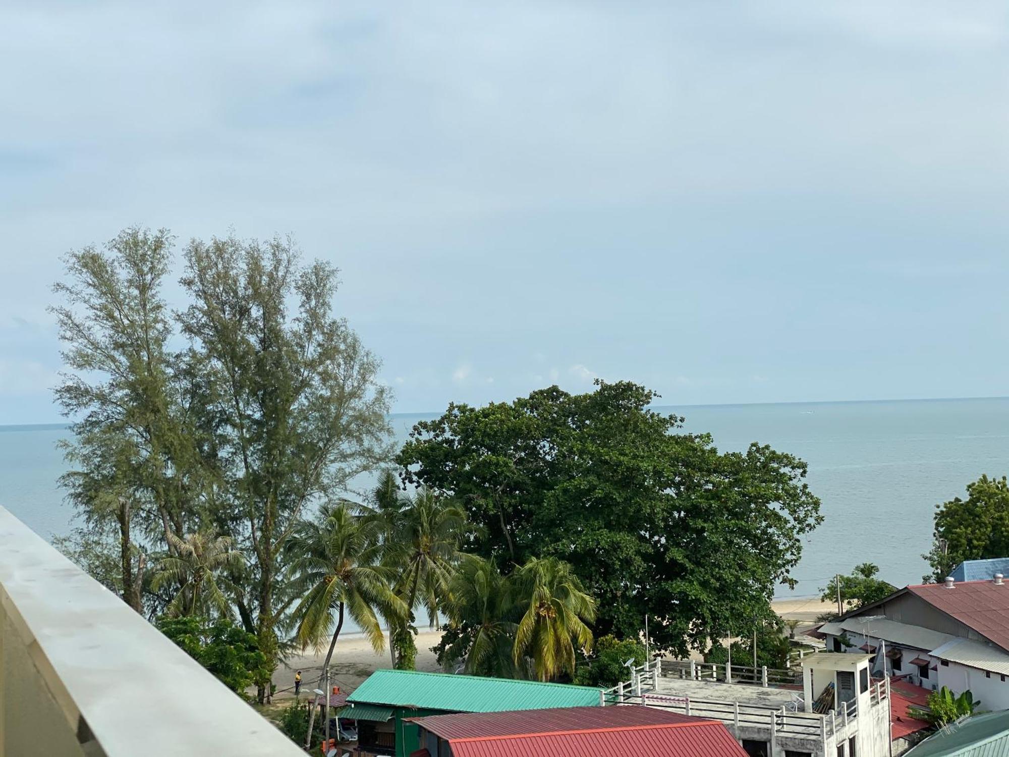 By The Sea @ Cozy Beachfront Home Batu Ferringhi Eksteriør billede
