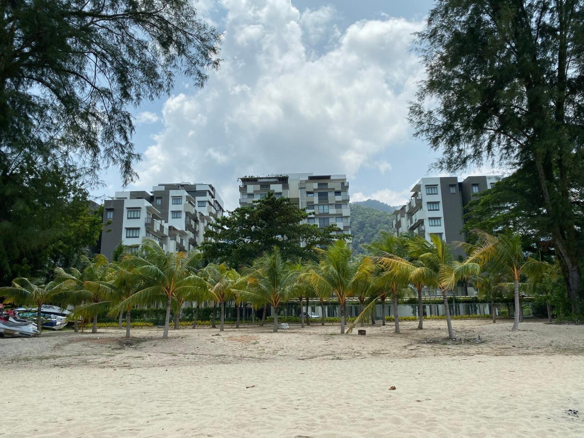 By The Sea @ Cozy Beachfront Home Batu Ferringhi Eksteriør billede